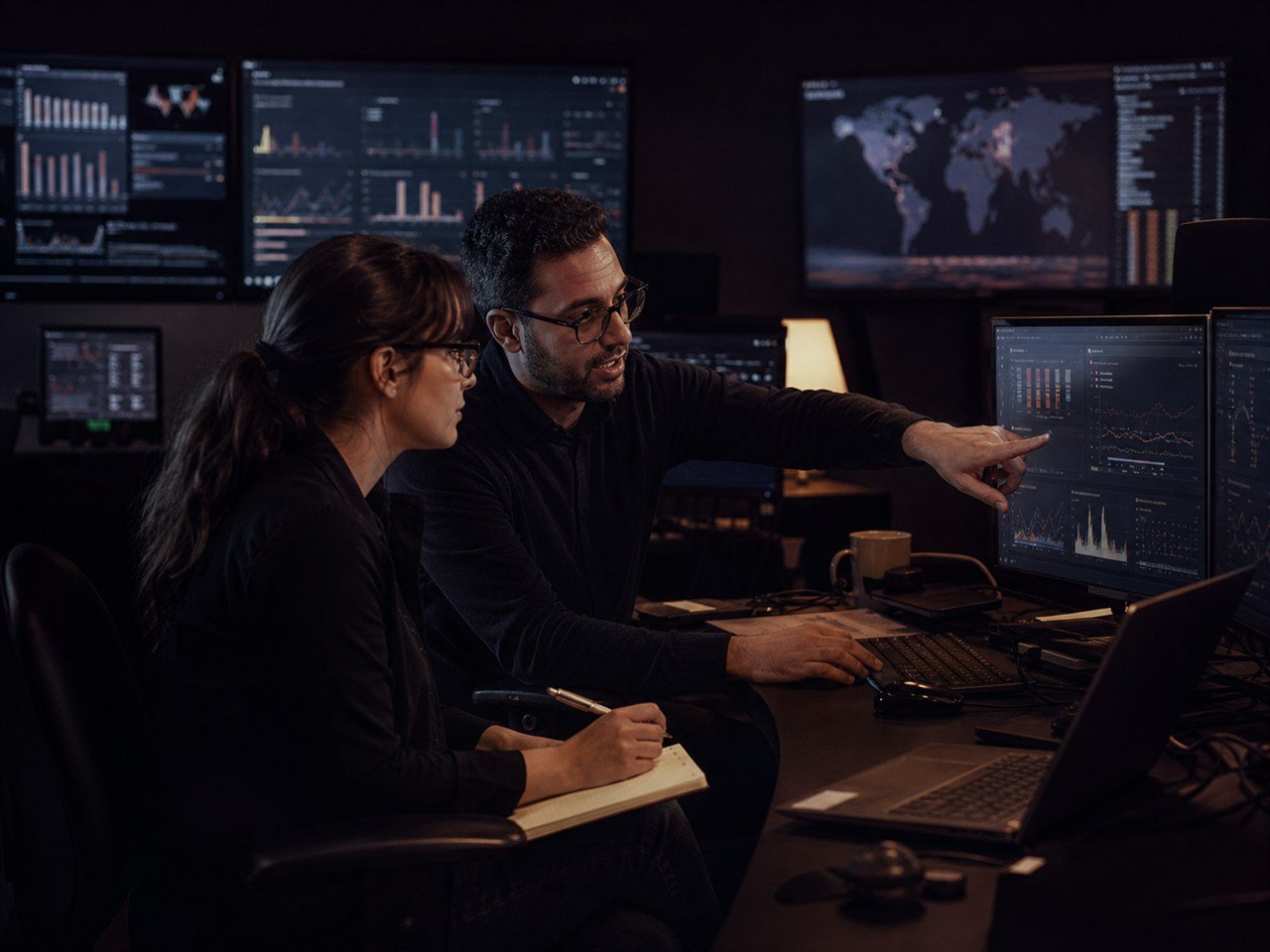 Especialistas monitoreando seguridad informática